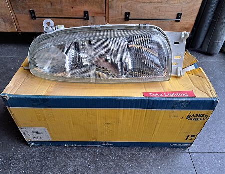 Ford Fiesta, Courier / Mazda 121 III / Koplamp / Scheinwerfer / Headlight / Phare / Magneti Marelli LPE711 710301049004 / Rechts